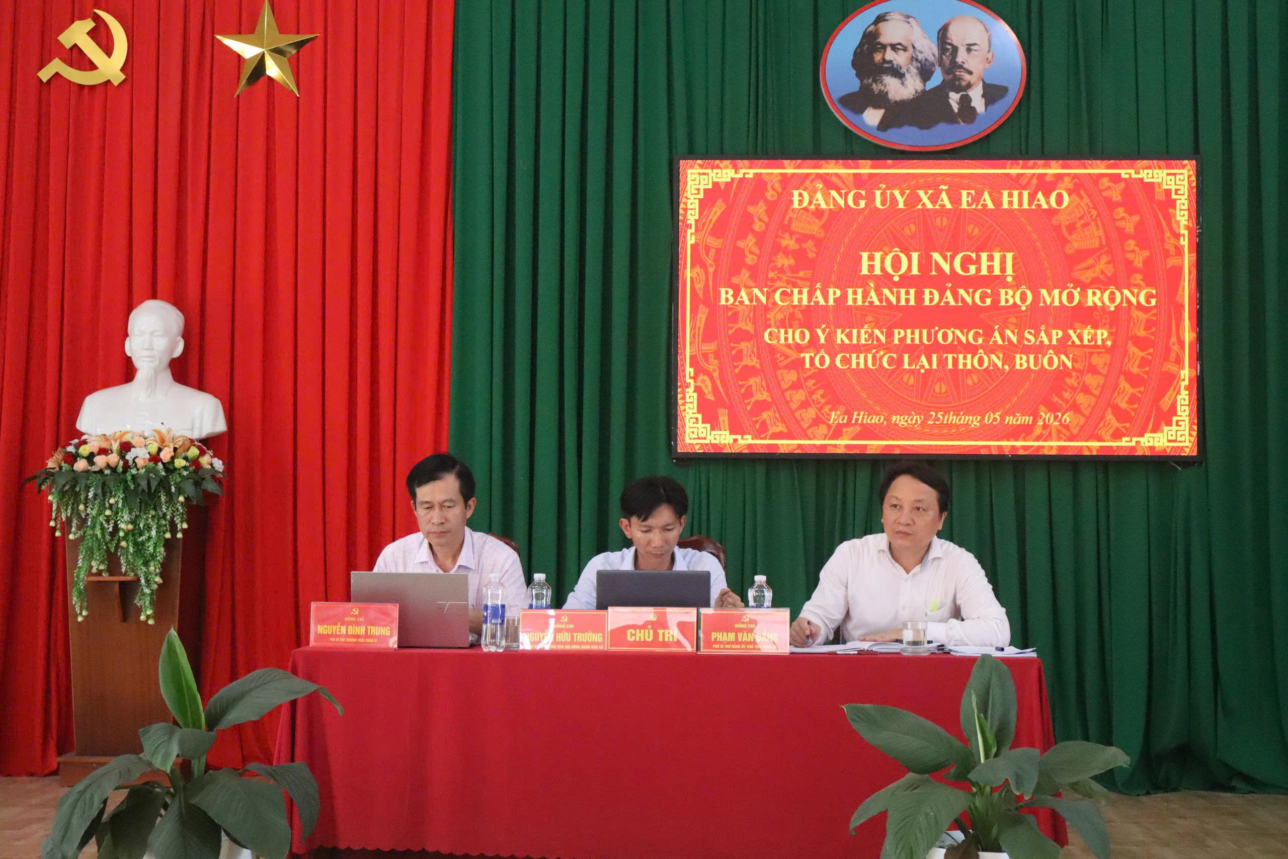 HỘI NGHỊ BAN CHẤP HÀNH ĐẢNG BỘ XÃ EA HIAO (MỞ RỘNG) CHO Ý KIẾN VỀ PHƯƠNG ÁN SẮP XẾP, TỔ CHỨC LẠI THÔN, BUÔN