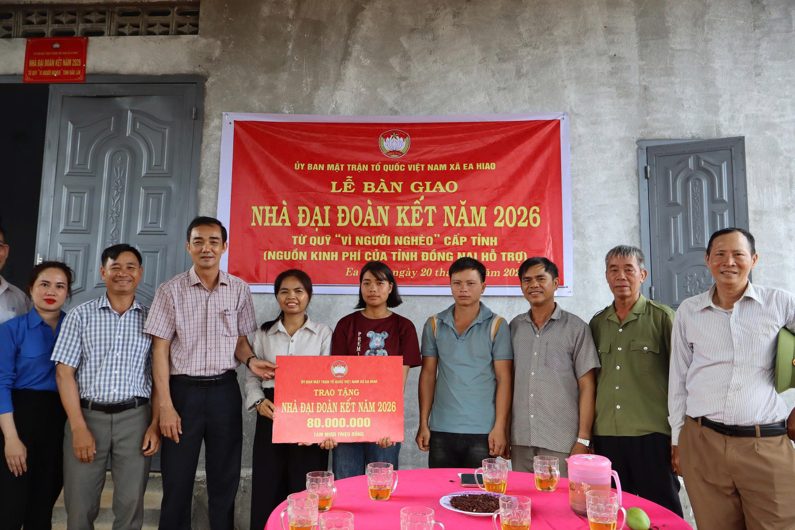 XÃ EA HIAO BÀN GIAO NHÀ ĐẠI ĐOÀN KẾT CHO 2 HỘ GIA ĐÌNH KHÓ KHĂN