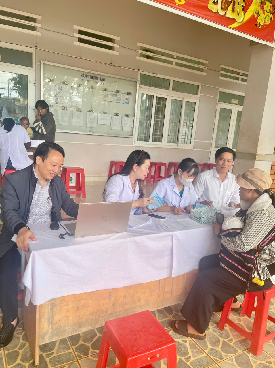 LÃNH ĐẠO UBND XÃ EA HIAO QUAN TÂM CÔNG TÁC KHÁM SỨC KHỎE ĐỊNH KỲ CHO TRẺ EM DƯỚI 6 TUỔI