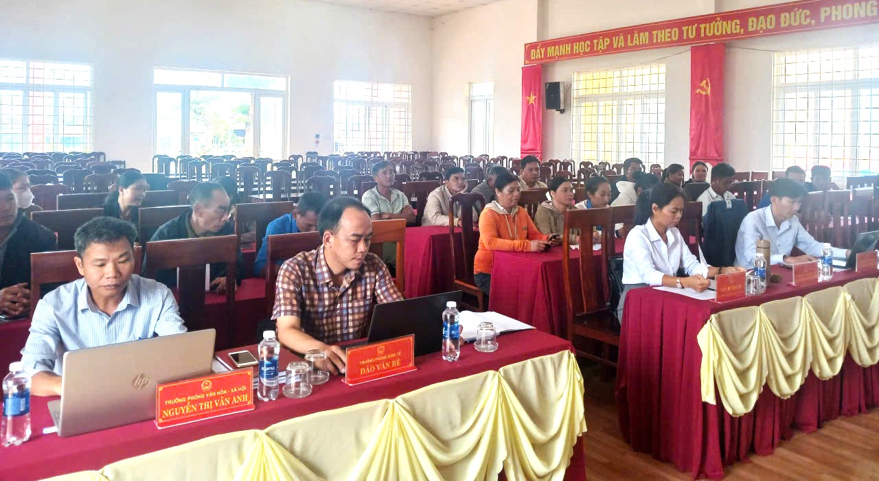TỔ ĐẠI BIỂU SỐ 1 HỘI ĐỒNG NHÂN DÂN XÃ EA HIAO TIẾP XÚC CỬ TRI TẠI THÔN THÁI