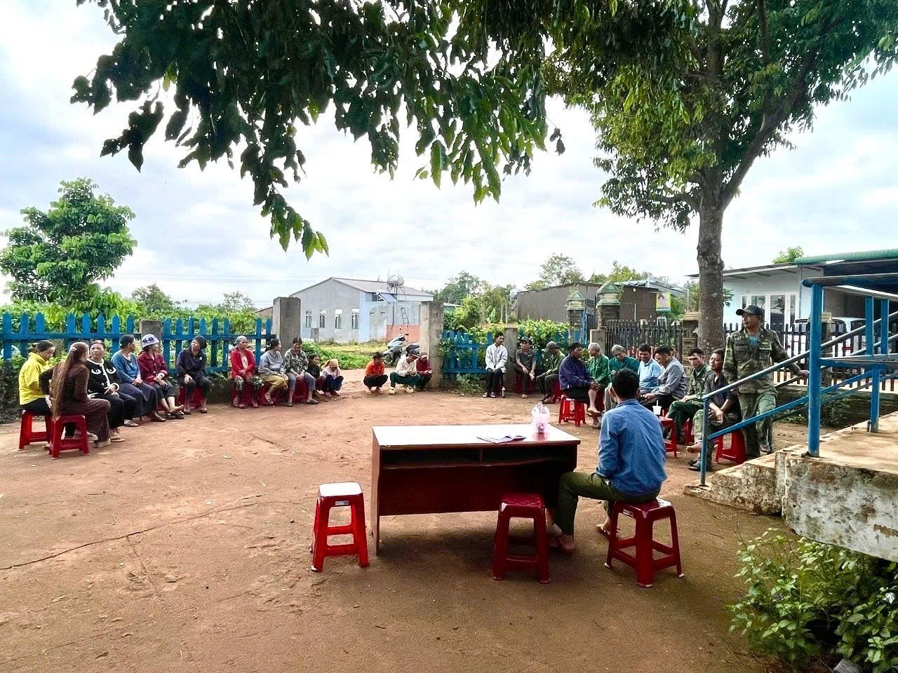 Buôn Chứ đẩy mạnh tuyên truyền, vận động Nhân dân xây dựng tuyến đường nông thôn mới dài 700 mét
