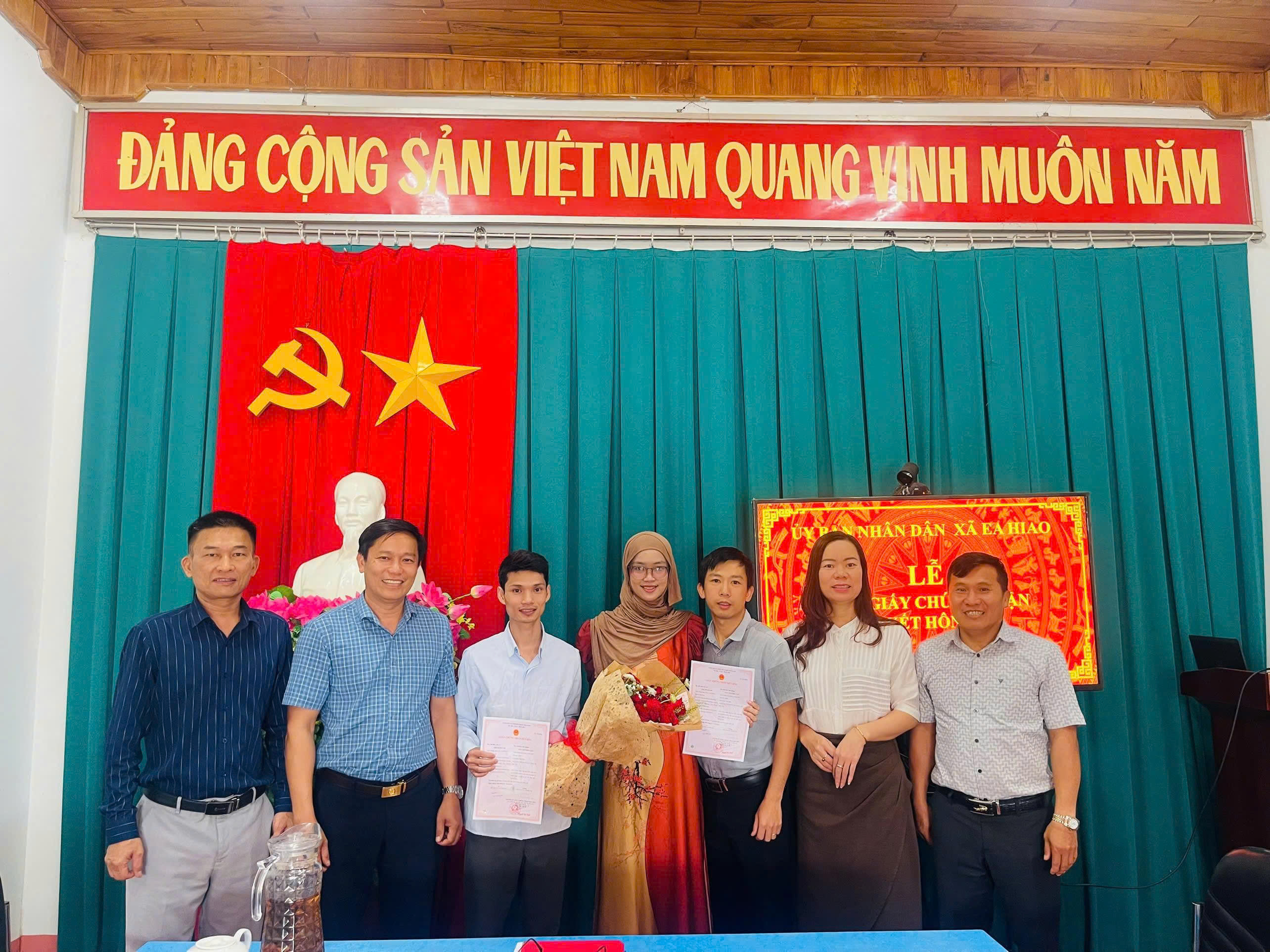 UBND xã Ea Hiao trao Giấy chứng nhận kết hôn có yếu tố nước ngoài