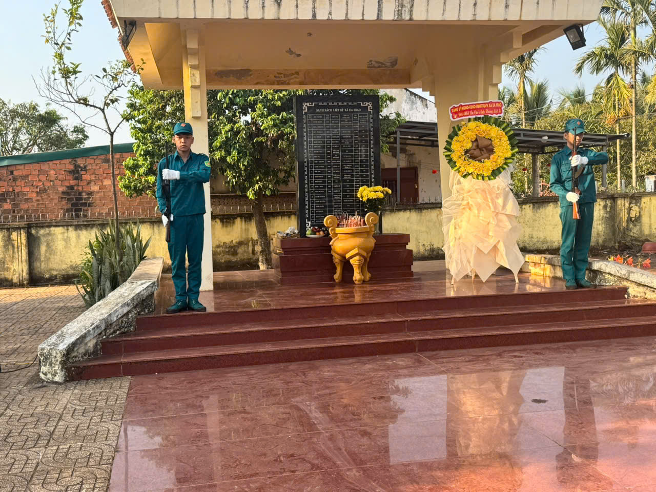 Tổ chức Lễ viếng Nhà bia tưởng niệm các anh hùng liệt sĩ tại xã Ea Hiao