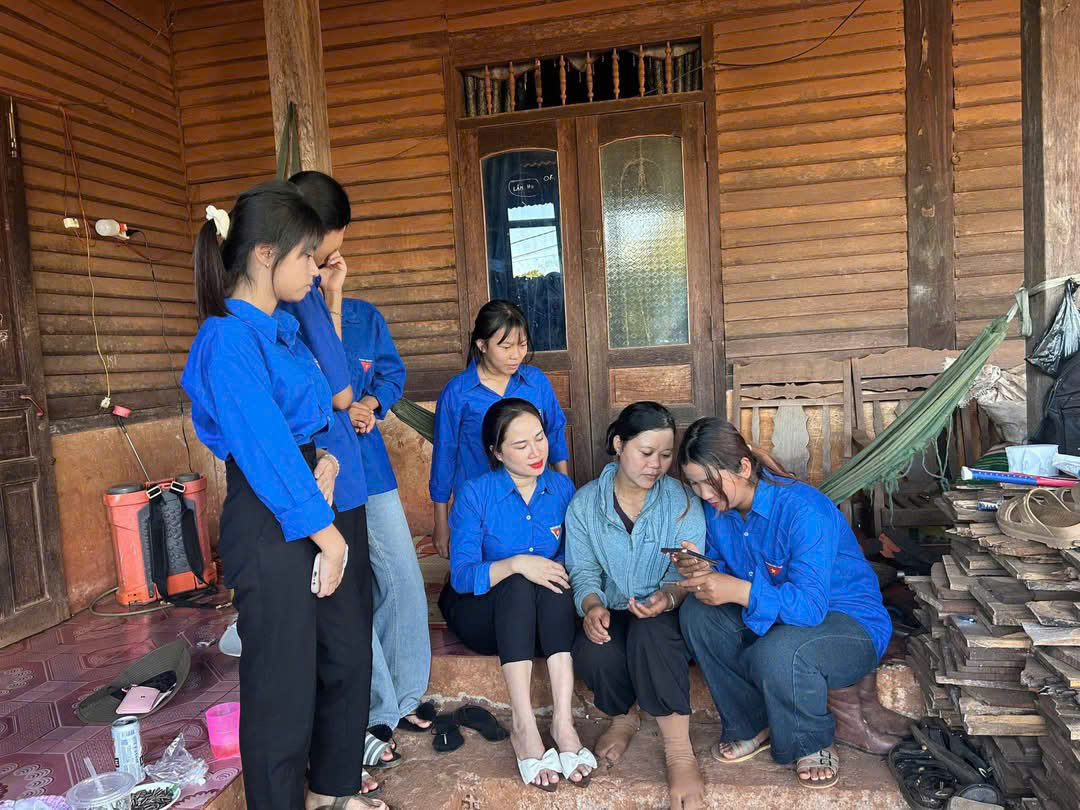 Đoàn Thanh niên xã Ea Hiao ra quân “đi từng ngõ, gõ từng nhà” hỗ trợ người dân chuyển đổi số
