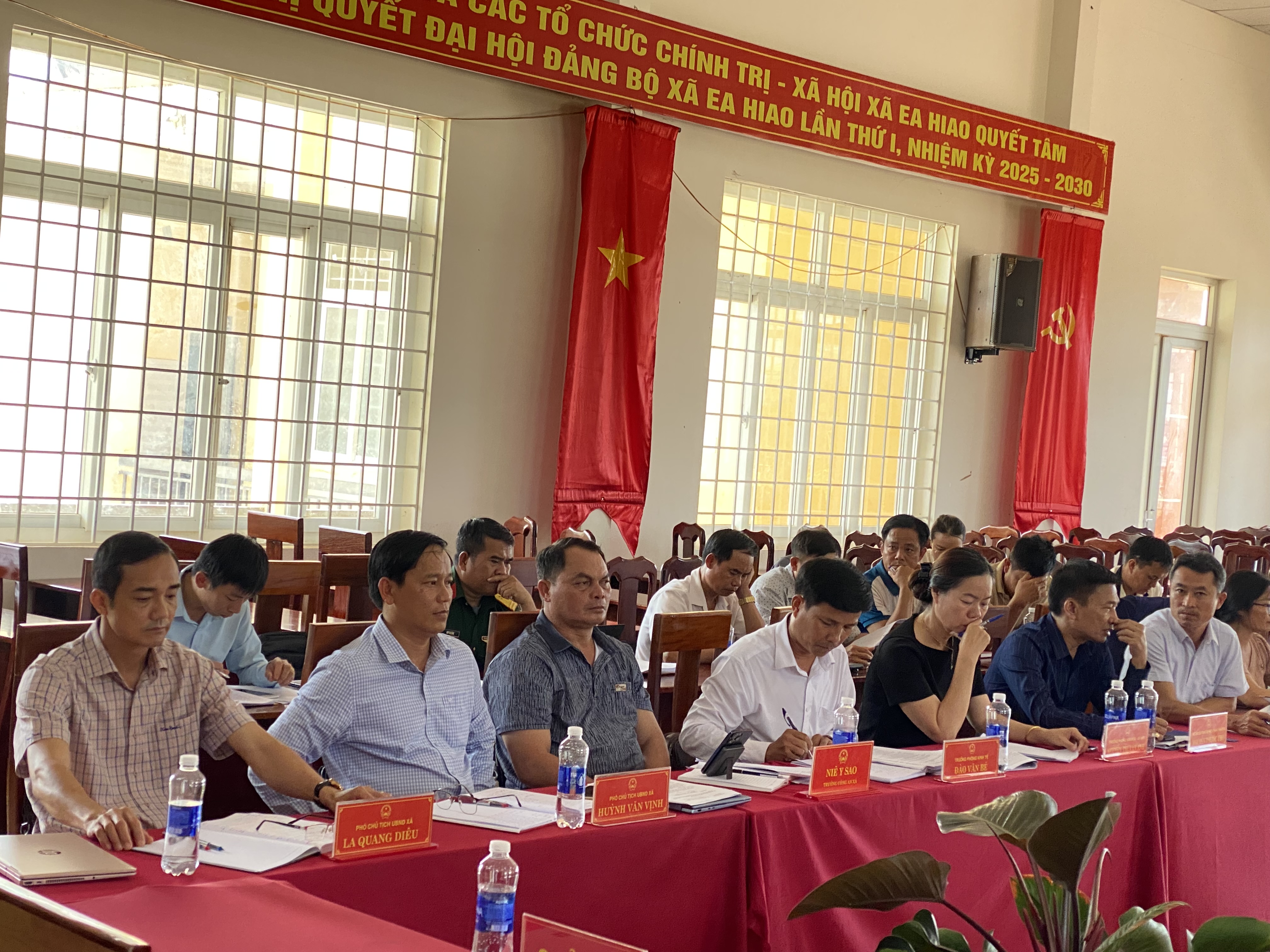 UBND XÃ EA HIAO HỌP THƯỜNG KỲ ĐÁNH GIÁ CÔNG TÁC 09 ĐẦU NĂM  VÀ TRIỂN KHAI NHIỆM VỤ 03 THÁNG CUỐI NĂM