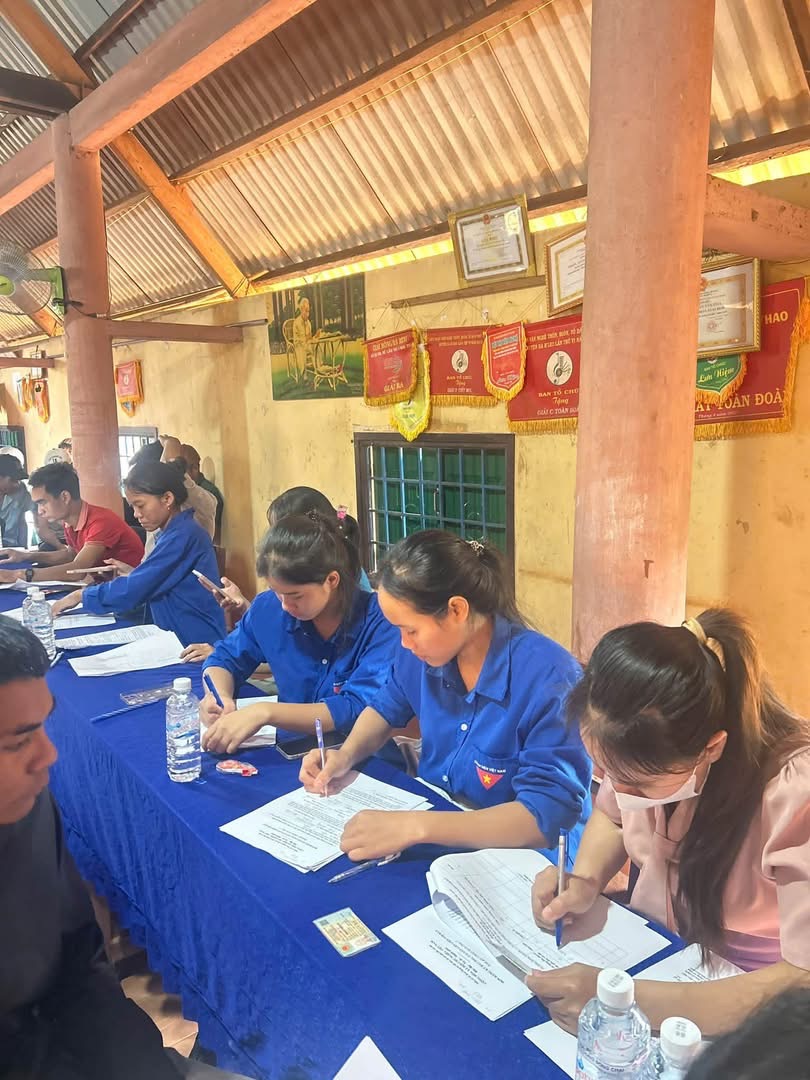 TUỔI TRẺ EA HIAO XUNG KÍCH HỖ TRỢ NGƯỜI DÂN CHUYỂN ĐỔI SỐ TẠI CÁC THÔN, BUÔN