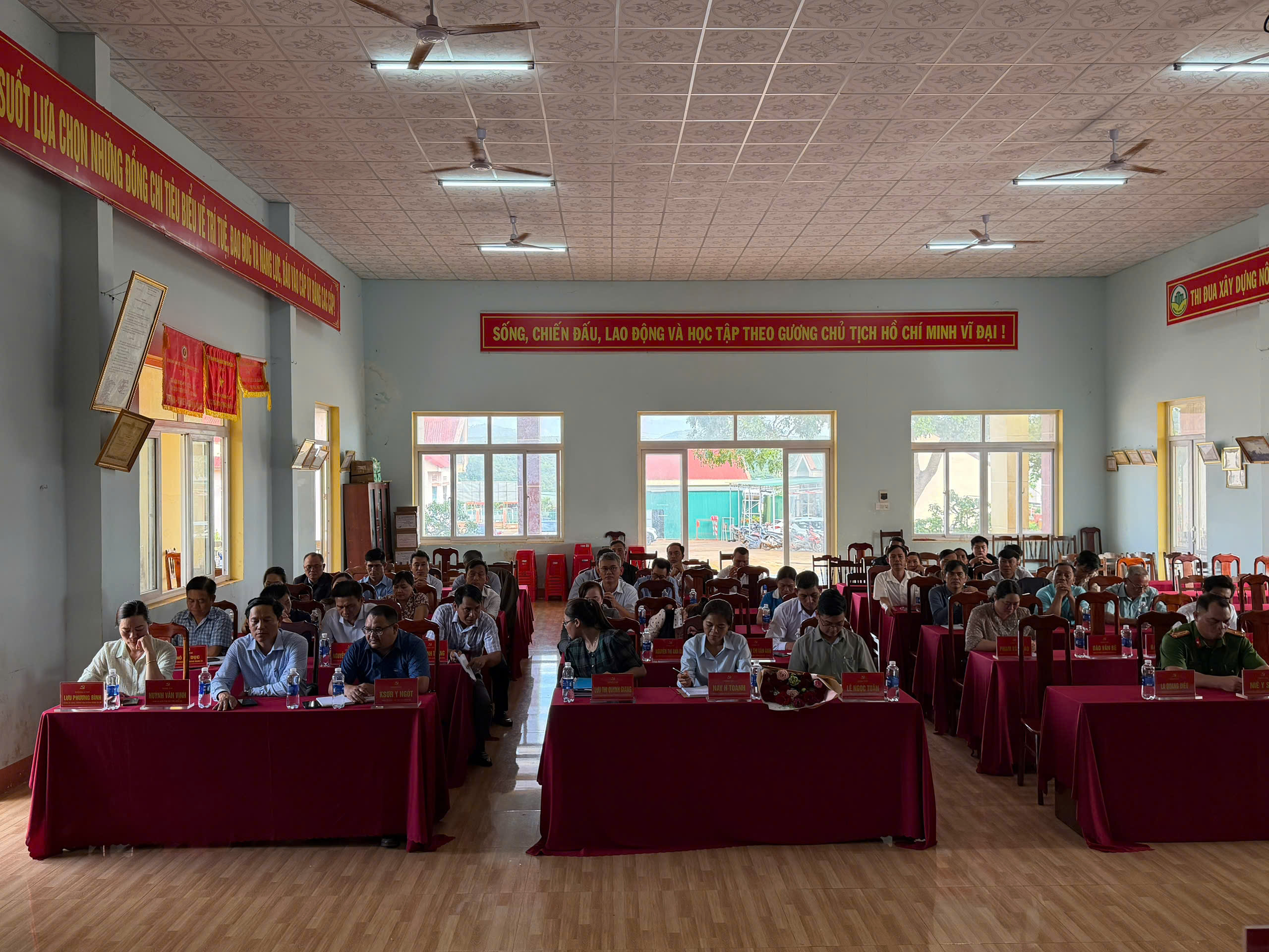 Đảng ủy xã Ea Hiao tổ chức các hội nghị thực hiện quy trình công tác cán bộ và khen thưởng đột xuất báo cáo viên đạt giải Nhất cấp tỉnh