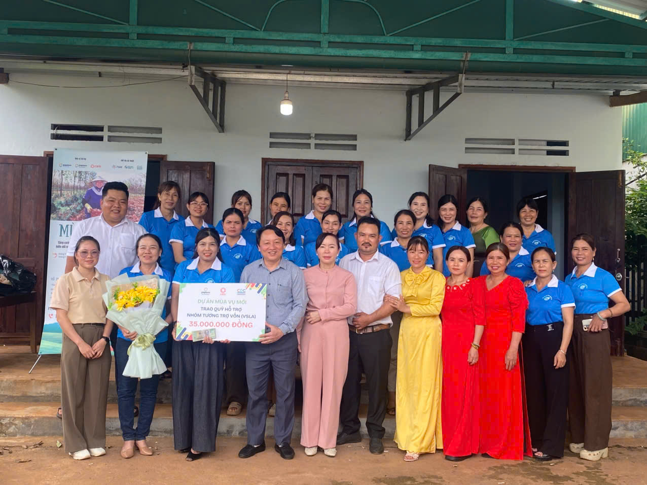 Xã Ea Hiao trao quỹ hỗ trợ Nhóm tương trợ vốn (VSLA), góp phần phát triển sinh kế bền vững