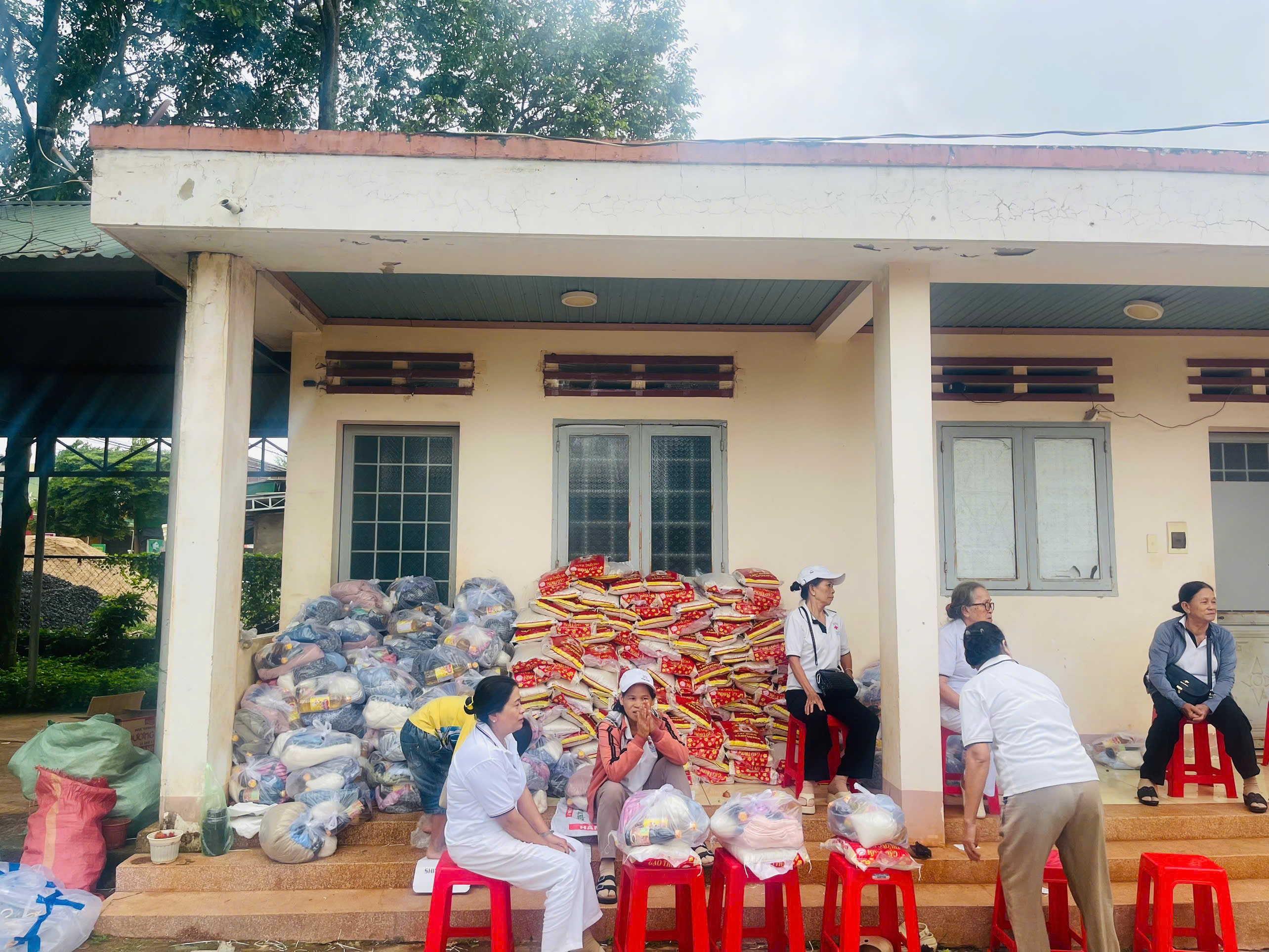 LAN TỎA YÊU THƯƠNG: 400 NGƯỜI DÂN XÃ EA HIAO ĐƯỢC KHÁM BỆNH, CẤP THUỐC MIỄN PHÍ VÀ TẶNG QUÀ