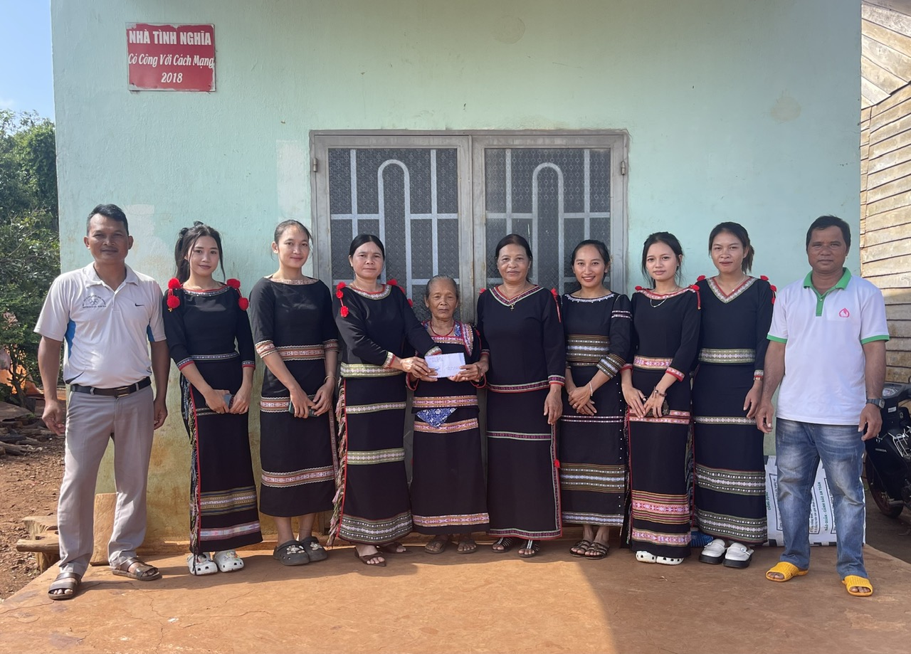 Chi hội Phụ nữ buôn Ta Ty tri ân gia đình có công nhân Ngày Thương binh - Liệt sĩ 27/7