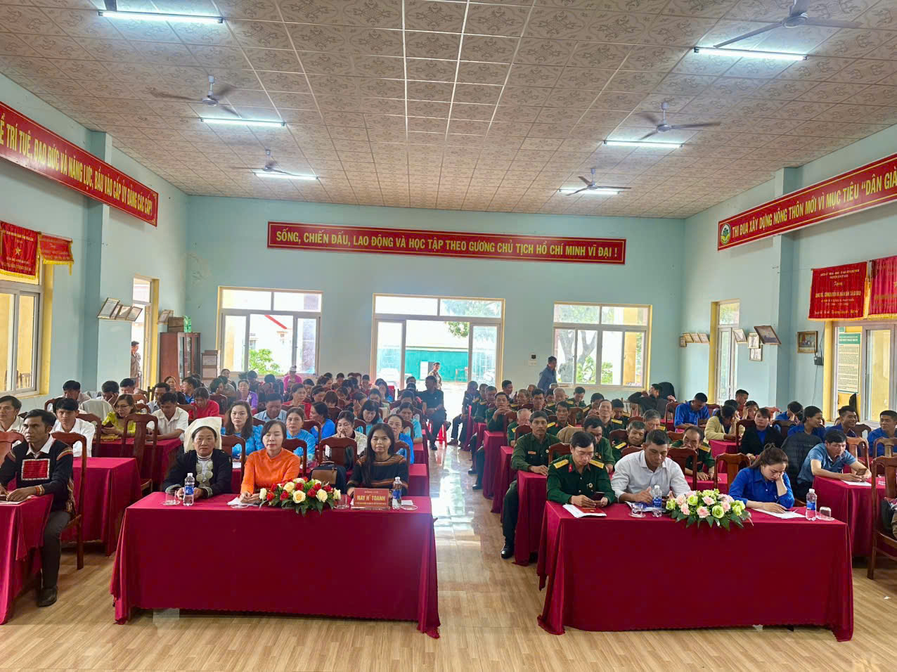 Xã Ea Hiao công bố các quyết định về công tác nhân sự Ban Công tác Mặt trận và các đoàn thể ở 17 thôn, buôn