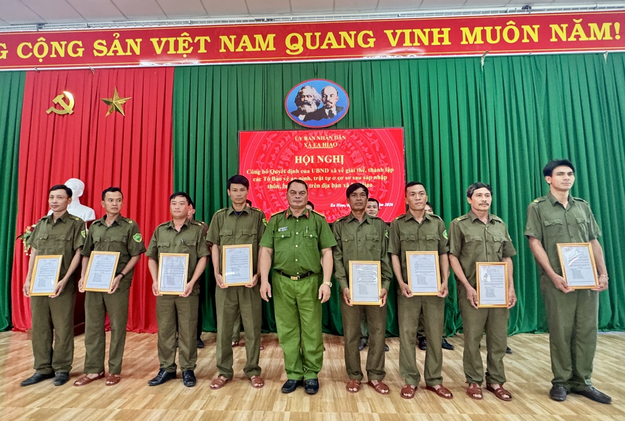 CÔNG AN XÃ EA HIAO KIỆN TOÀN LỰC LƯỢNG THAM GIA BẢO VỆ AN NINH, TRẬT TỰ Ở CƠ SỞ SAU SÁP NHẬP THÔN, BUÔN