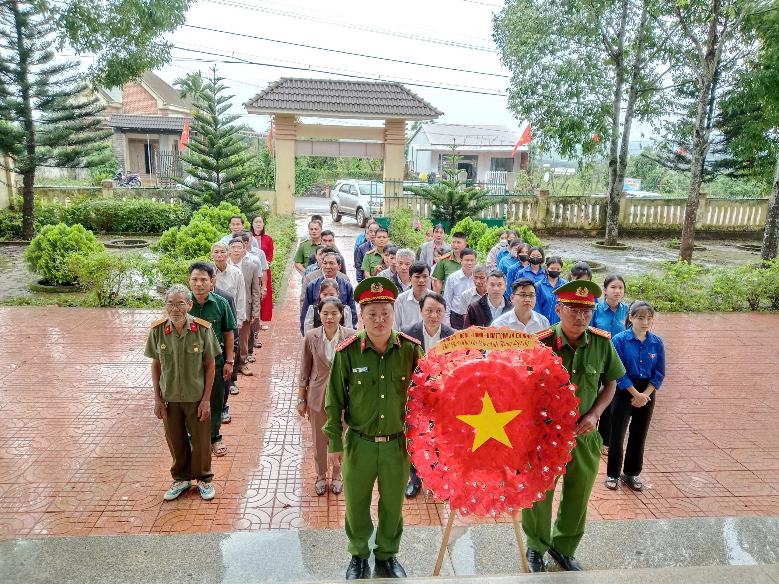 Xã Ea Hiao tổ chức Lễ dâng hương tại Bia tưởng niệm và Tọa đàm kỷ niệm 78 năm Ngày Thương binh - Liệt sĩ (27/7/1947 – 27/7/2025).