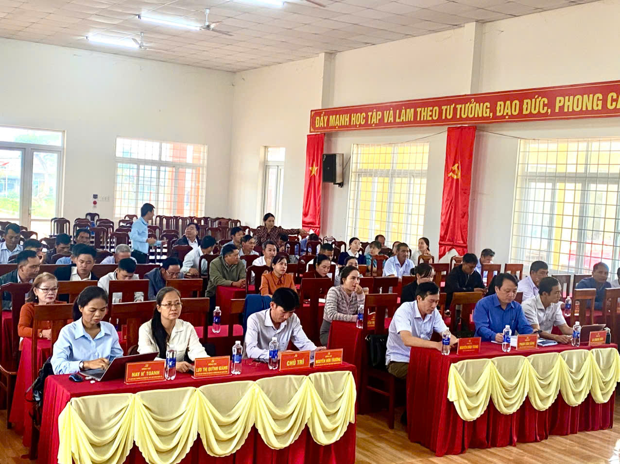 ĐẢNG ỦY XÃ EA HIAO THAM DỰ HỘI NGHỊ TOÀN QUỐC NGHIÊN CỨU, HỌC TẬP, QUÁN TRIỆT VÀ TRIỂN KHAI THỰC HIỆN NGHỊ QUYẾT HỘI NGHỊ LẦN THỨ BA BAN CHẤP HÀNH TRUNG ƯƠNG ĐẢNG KHÓA XIV