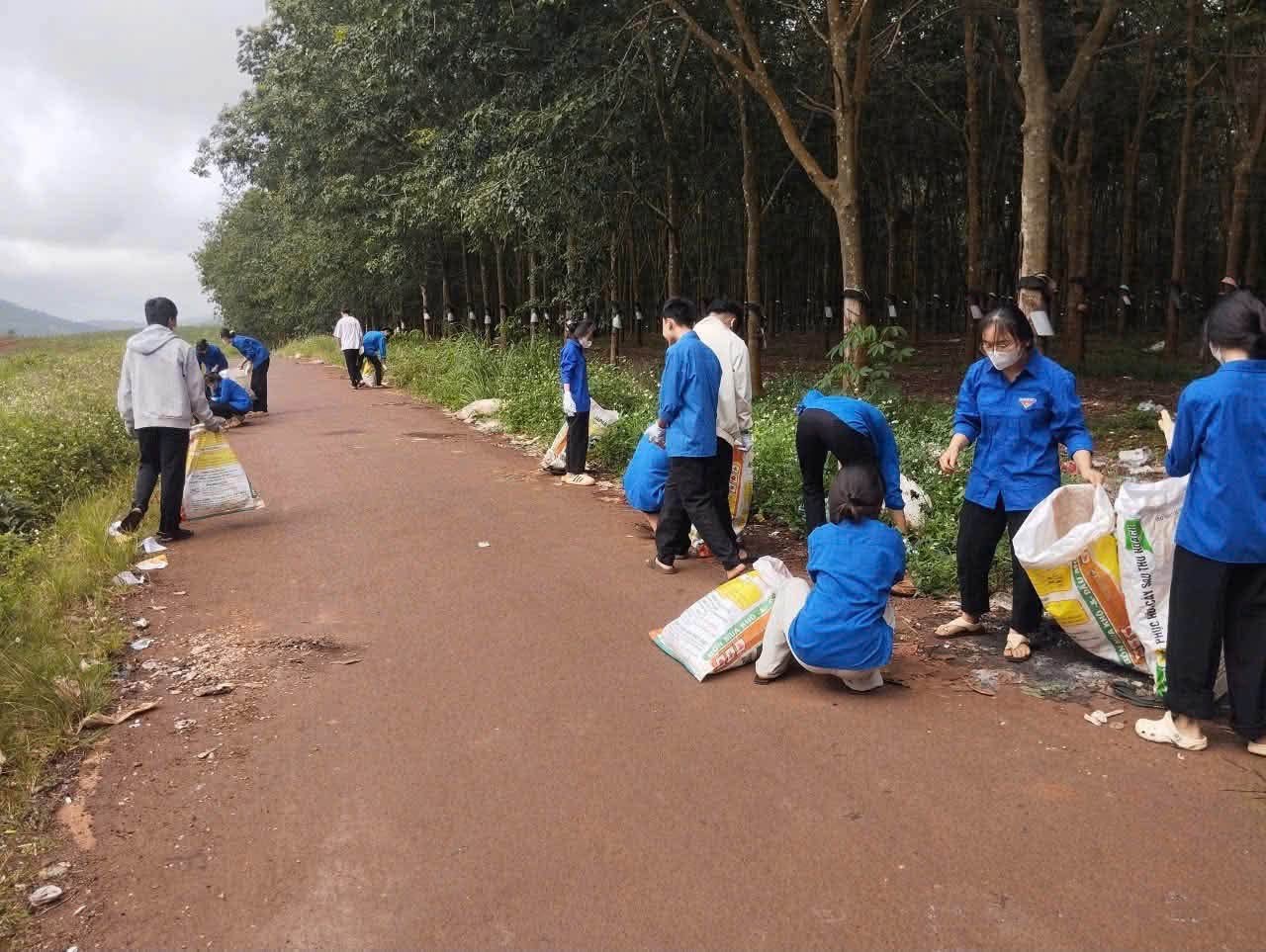 CHI ĐOÀN THÔN 5 RA QUÂN DỌN VỆ SINH MÔI TRƯỜNG – CHUNG TAY XÂY DỰNG KHU DÂN CƯ XANH, SẠCH, ĐẸP