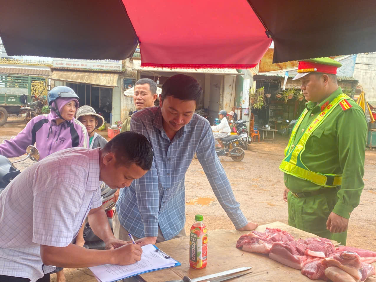EA HIAO: RA QUÂN TUYÊN TRUYỀN, KÝ CAM KẾT KHÔNG LẤN CHIẾM HÀNH LANG AN TOÀN GIAO THÔNG
