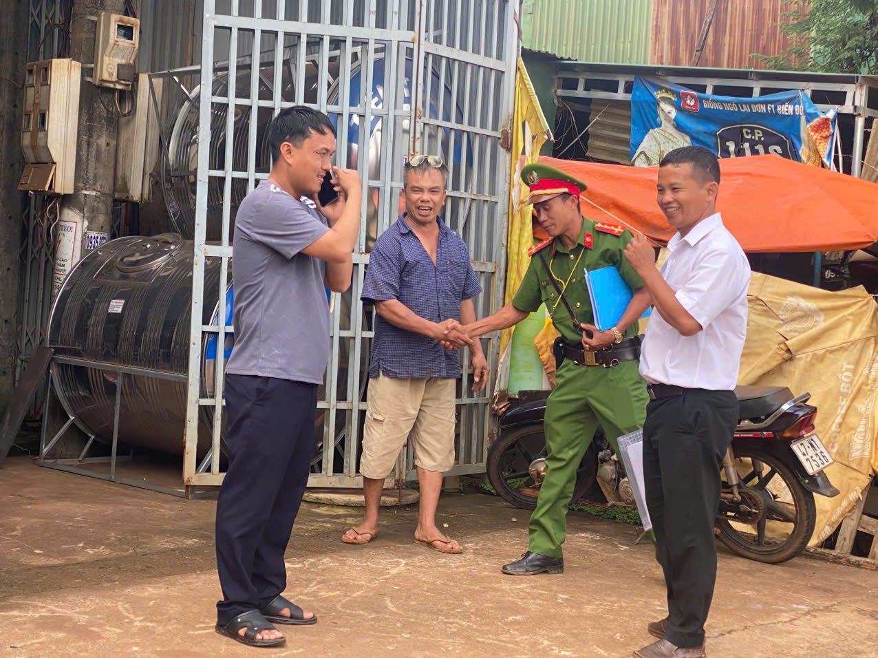 TIẾP TỤC RA QUÂN TẠI CHỢ EA SOL: XÃ EA HIAO TUYÊN TRUYỀN, KÝ CAM KẾT KHÔNG LẤN CHIẾM HÀNH LANG AN TOÀN GIAO THÔNG