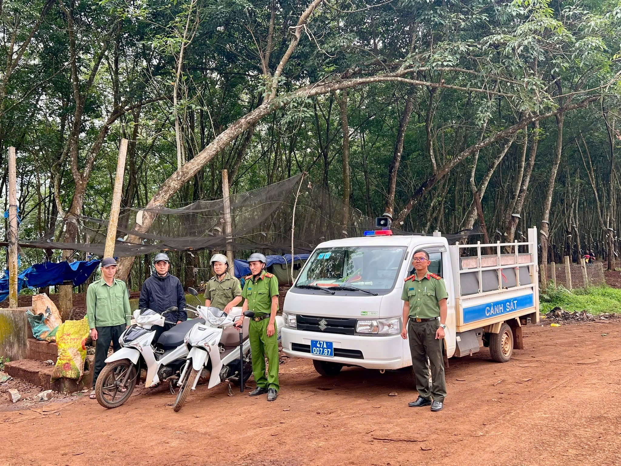 CÔNG AN XÃ EA HIAO PHỐI HỢP TUẦN TRA, ĐẢM BẢO AN NINH, TRẬT TỰ TRÊN ĐỊA BÀN