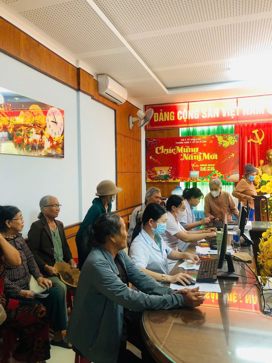 XÃ EA HIAO: 146 NGƯỜI CAO TUỔI, NGƯỜI CÓ CÔNG ĐƯỢC KHÁM SỨC KHỎE TRONG NGÀY ĐẦU TIÊN