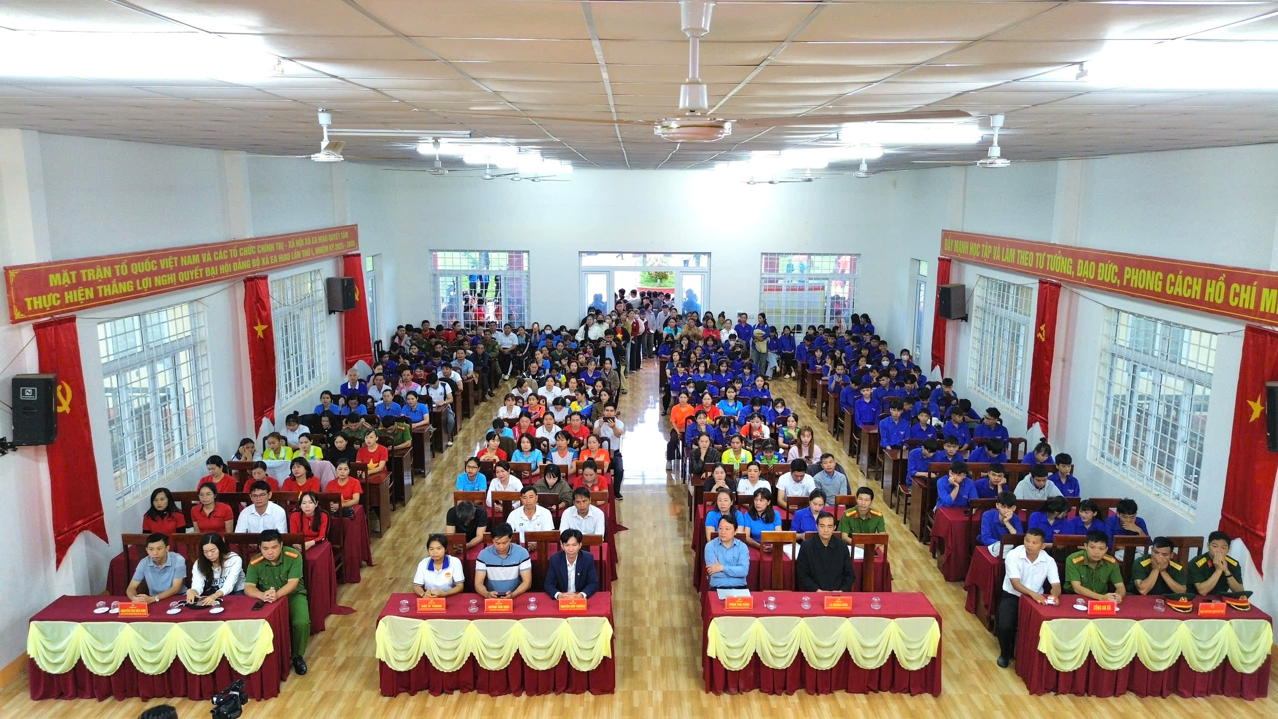 GẦN 1.000 NGƯỜI DÂN XÃ EA HIAO HƯỞNG ỨNG “CÙNG VIỆT NAM TIẾN BƯỚC”