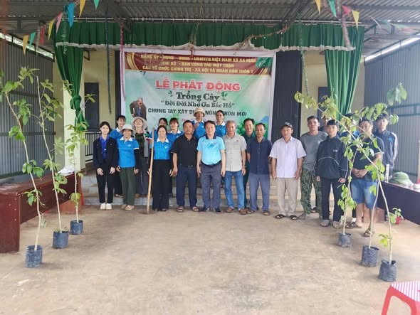 THÔN 7, XÃ EA HIAO RA QUÂN XÂY DỰNG TUYẾN ĐƯỜNG HOA BẰNG LĂNG TÍM
