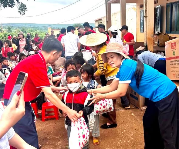 XÃ EA HIAO: TRAO 500 PHẦN QUÀ TRỊ GIÁ 120 TRIỆU ĐỒNG CHO HỌC SINH NGHÈO VƯỢT KHÓ