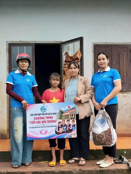 Chi hội Phụ nữ Buôn Hiao trao quà tiếp sức đến trường cho trẻ em có hoàn cảnh khó khăn