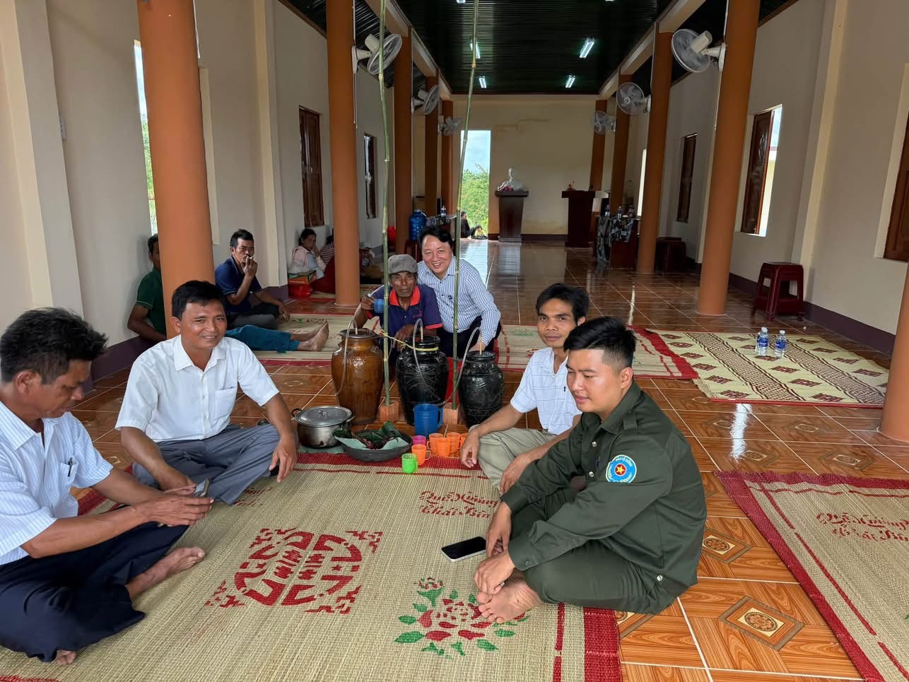 PHÓ BÍ THƯ, CHỦ TỊCH UBND XÃ EA HIAO DỰ BÀN GIAO NHÀ VĂN HÓA CỘNG ĐỒNG BUÔN CHĂM