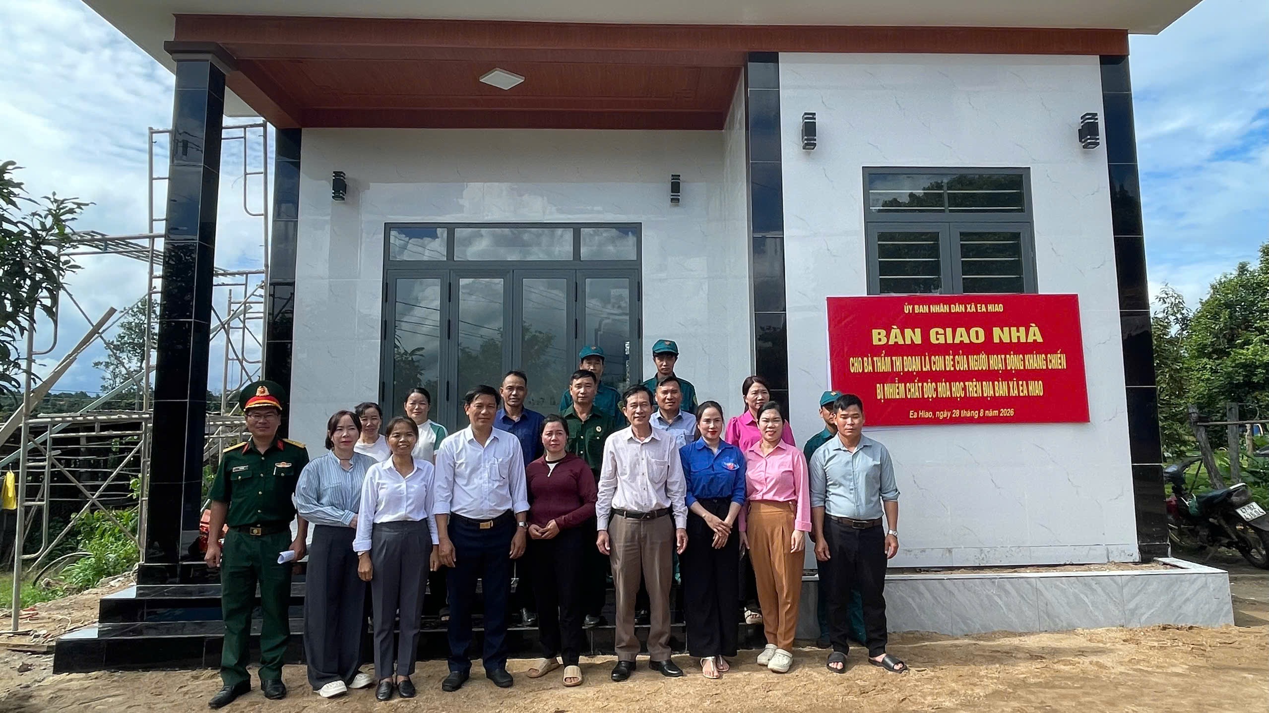 XÃ EA HIAO BÀN GIAO NHÀ TÌNH NGHĨA CHO GIA ĐÌNH NGƯỜI HOẠT ĐỘNG KHÁNG CHIẾN BỊ NHIỄM CHẤT ĐỘC HÓA HỌC
