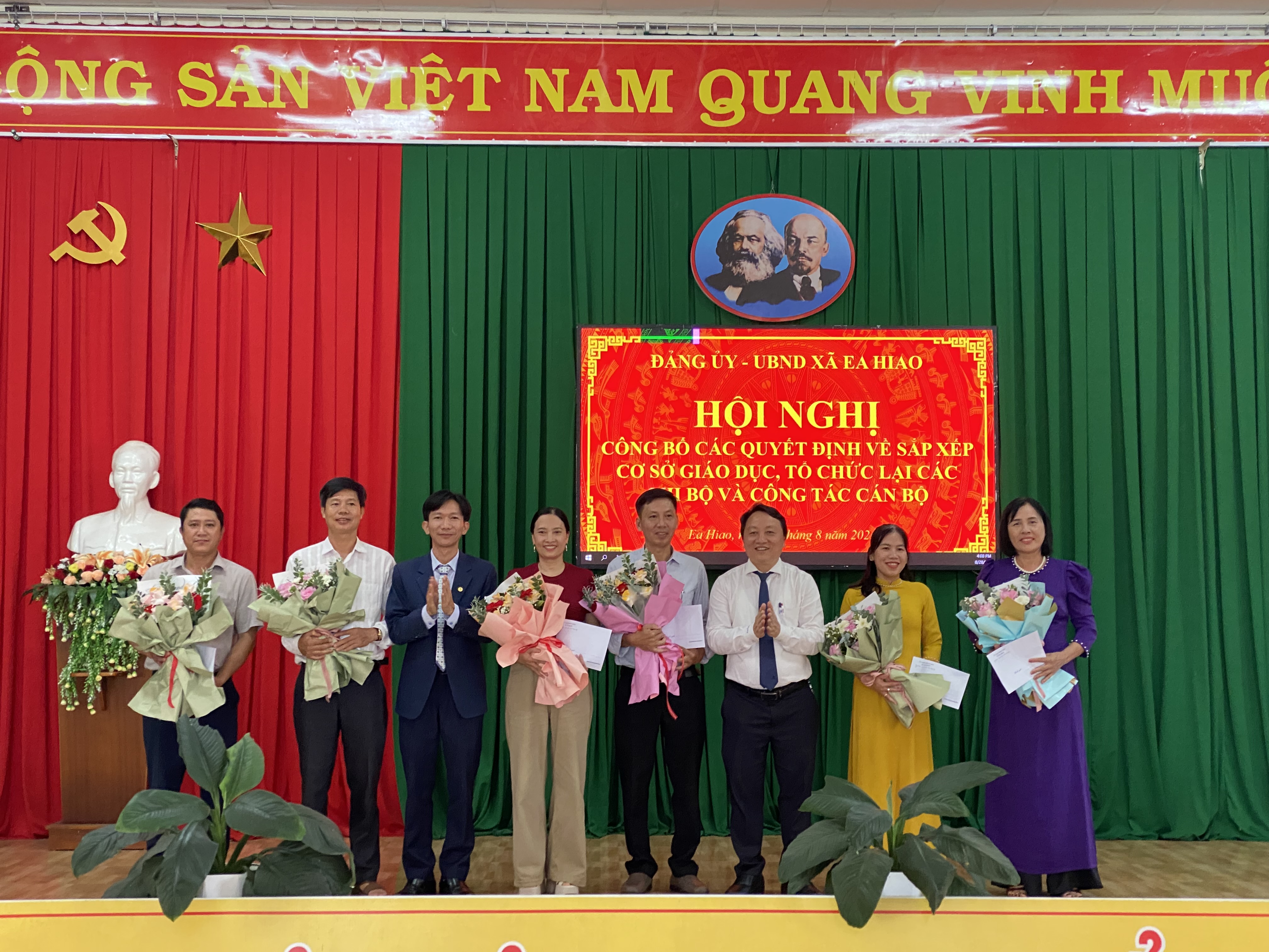 XÃ EA HIAO CÔNG BỐ CÁC QUYẾT ĐỊNH SÁP NHẬP TRƯỜNG HỌC VÀ CÔNG TÁC CÁN BỘ