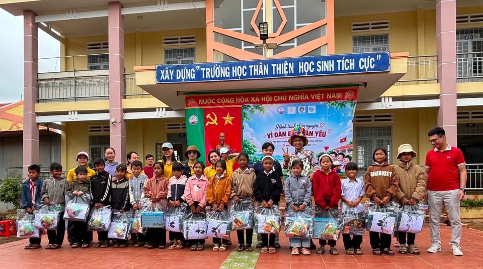 200 SUẤT QUÀ TIẾP SỨC HỌC SINH EA HIAO ĐẾN TRƯỜNG