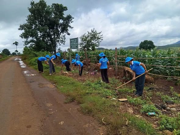 MƯA KHÔNG NGẠI – PHỤ NỮ BUÔN K RY CHUNG TAY GIỮ GÌN MÔI TRƯỜNG