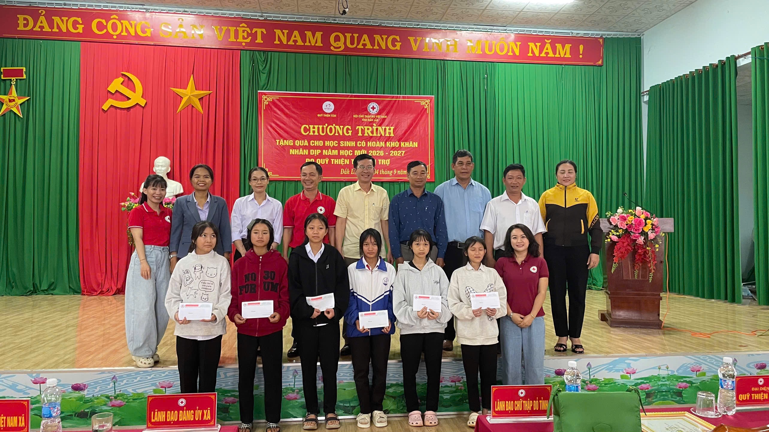 TRAO 50 SUẤT QUÀ TIẾP SỨC HỌC SINH CÓ HOÀN CẢNH KHÓ KHĂN