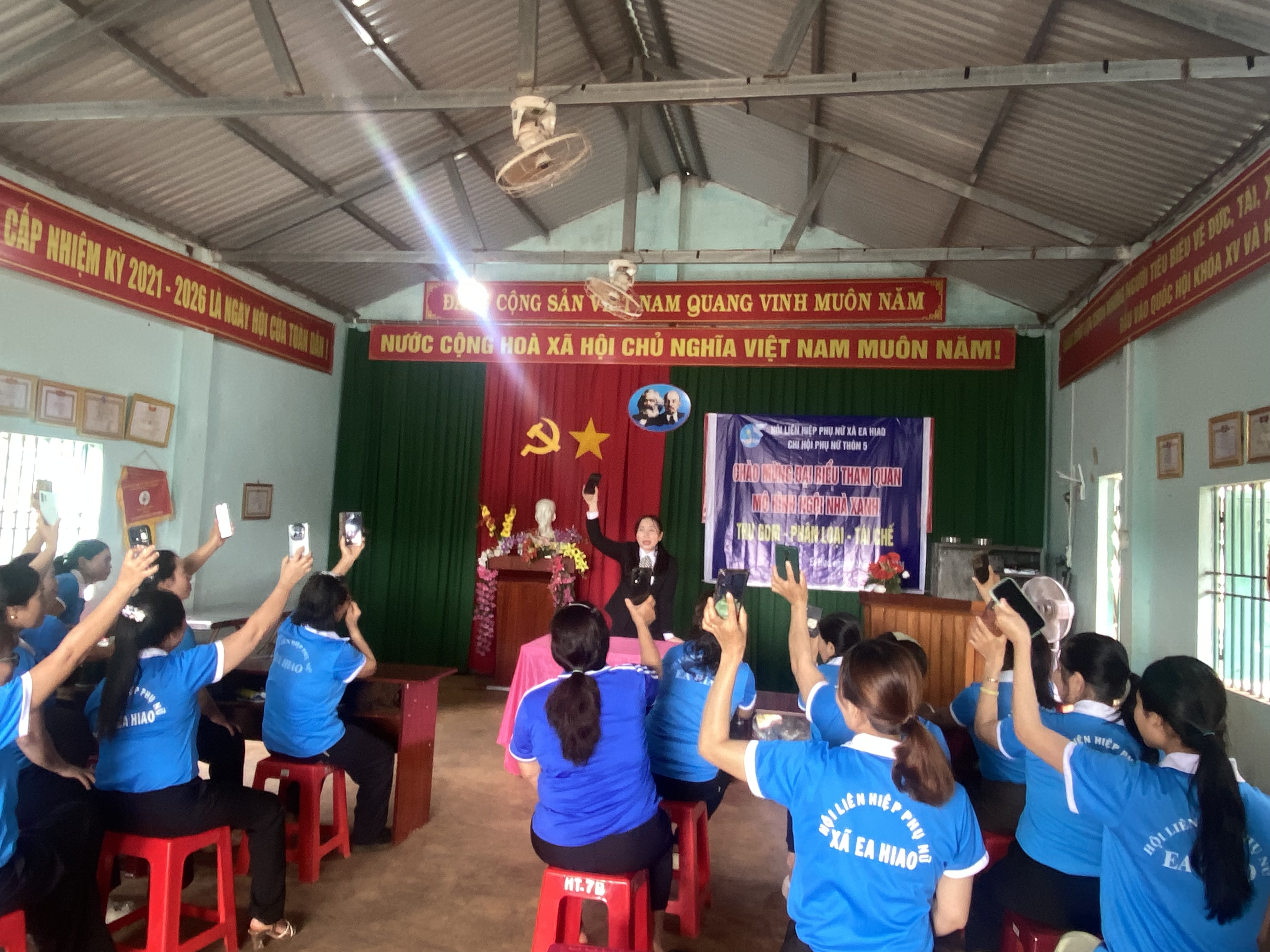PHỤ NỮ XÃ EA HIAO ĐẨY MẠNH CHUYỂN ĐỔI SỐ