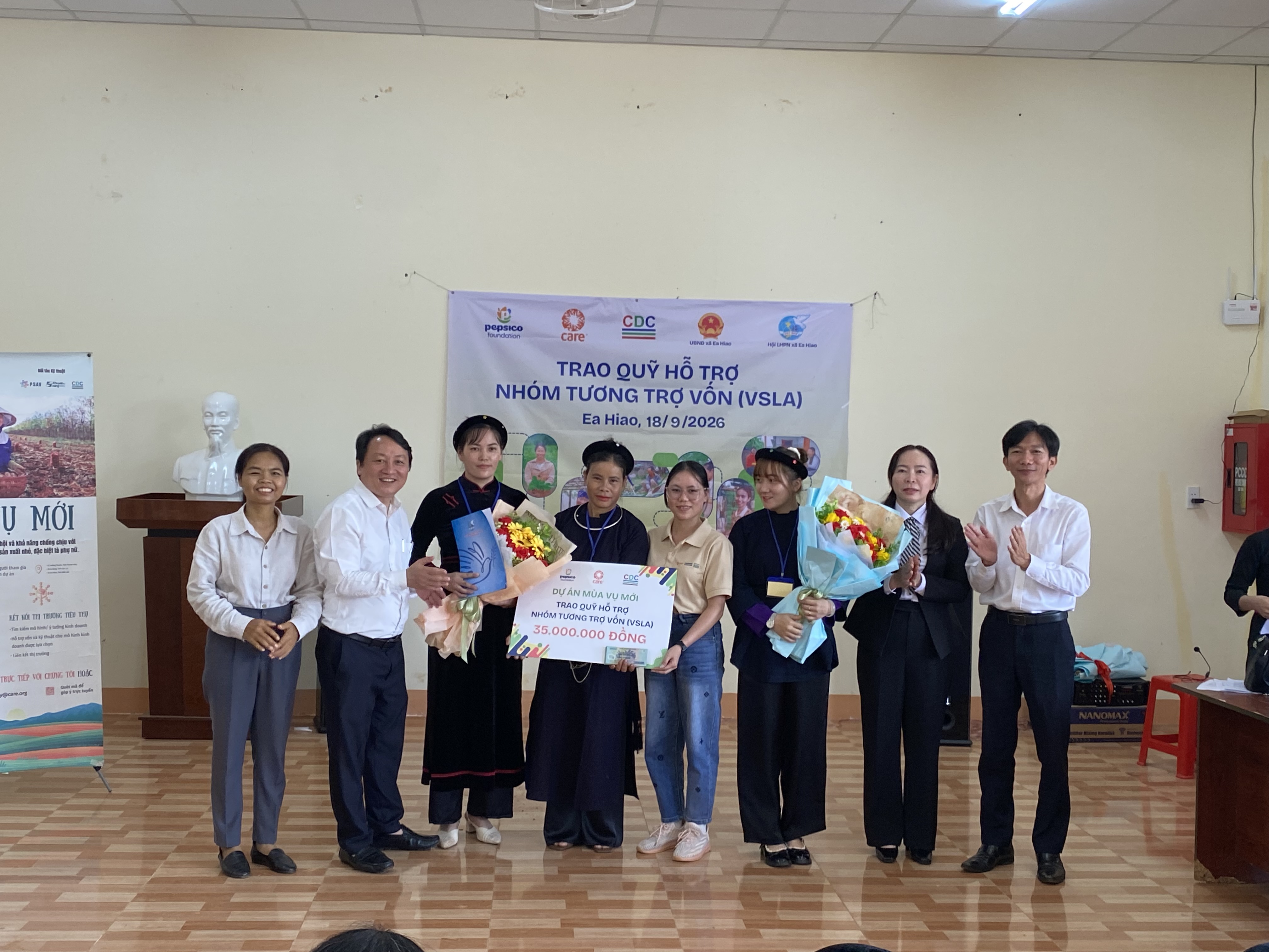 THÔN 6, XÃ EA HIAO: TRAO 35 TRIỆU ĐỒNG HỖ TRỢ NHÓM TƯƠNG TRỢ VỐN
