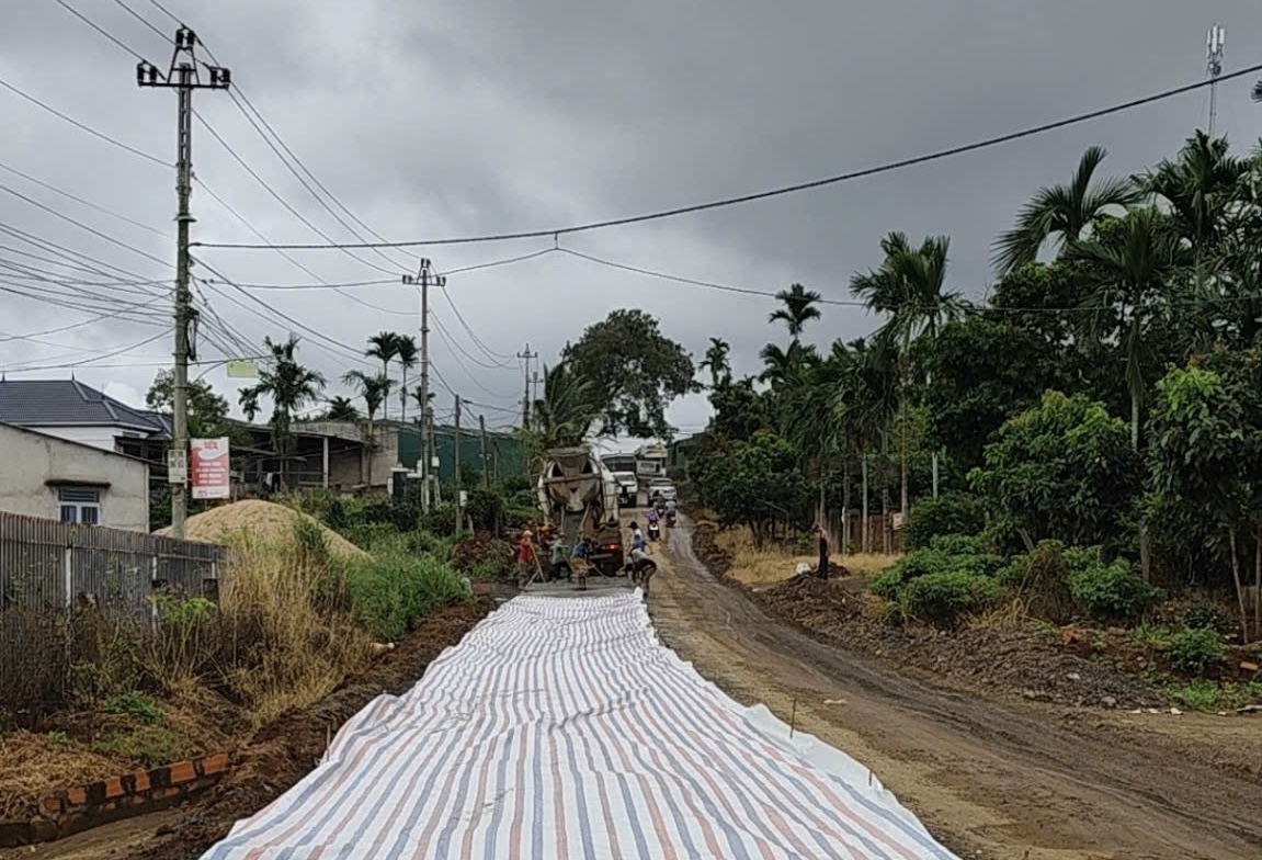 XÃ EA HIAO TRIỂN KHAI KHẮC PHỤC TUYẾN ĐƯỜNG TỪ THÔN 2 ĐI BUÔN BIA