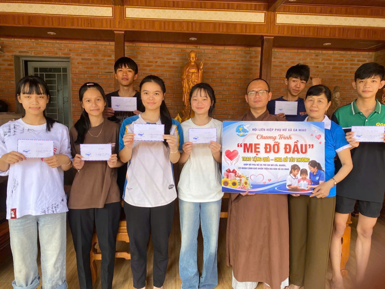 Chương trình Mẹ đỡ đầu –  Trao tặng quà chia sẻ yêu thương
