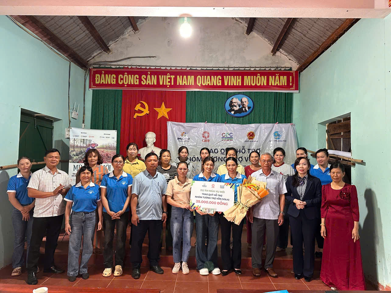 Trao quỹ hỗ trợ Nhóm tương trợ vốn (VSLA) tại thôn 7, xã Ea Hiao