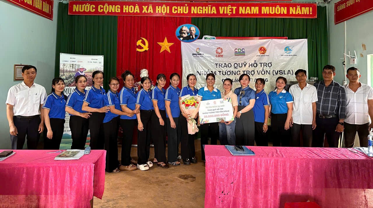 Trao quỹ hỗ trợ Nhóm tương trợ vốn (VSLA) tại thôn 5, xã Ea Hiao