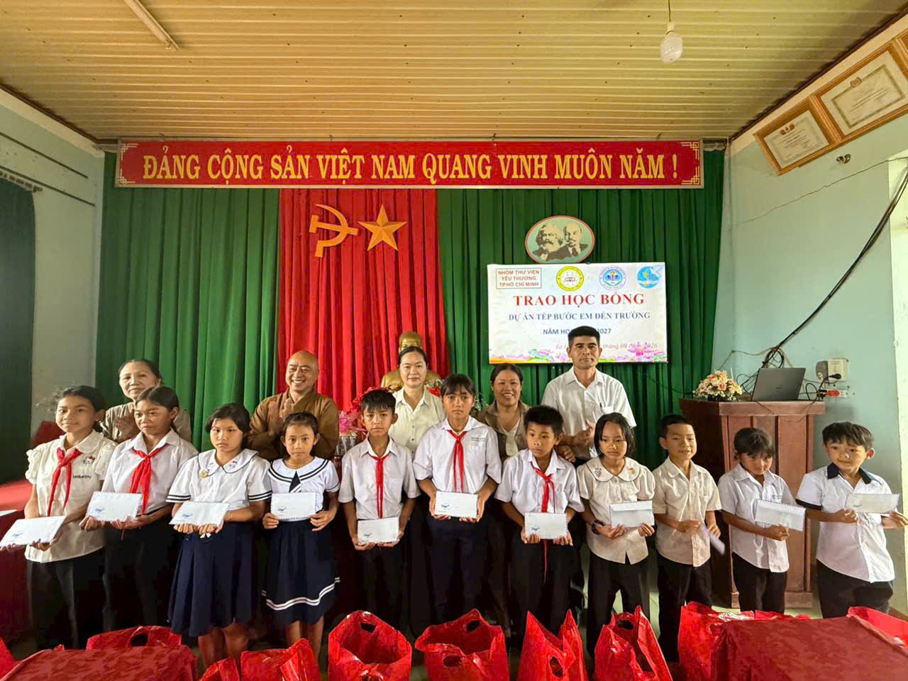 HỘI LIÊN HIỆP PHỤ NỮ XÃ PHỐI HỢP TRAO 30 SUẤT HỌC BỔNG “TIẾP BƯỚC EM ĐẾN TRƯỜNG”