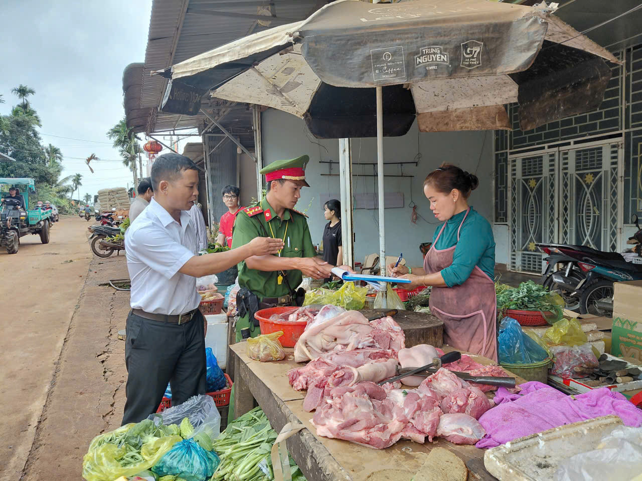 Xã Ea Hiao tiếp tục ra quân tuyên truyền, ký cam kết không lấn chiếm hành lang an toàn giao thông