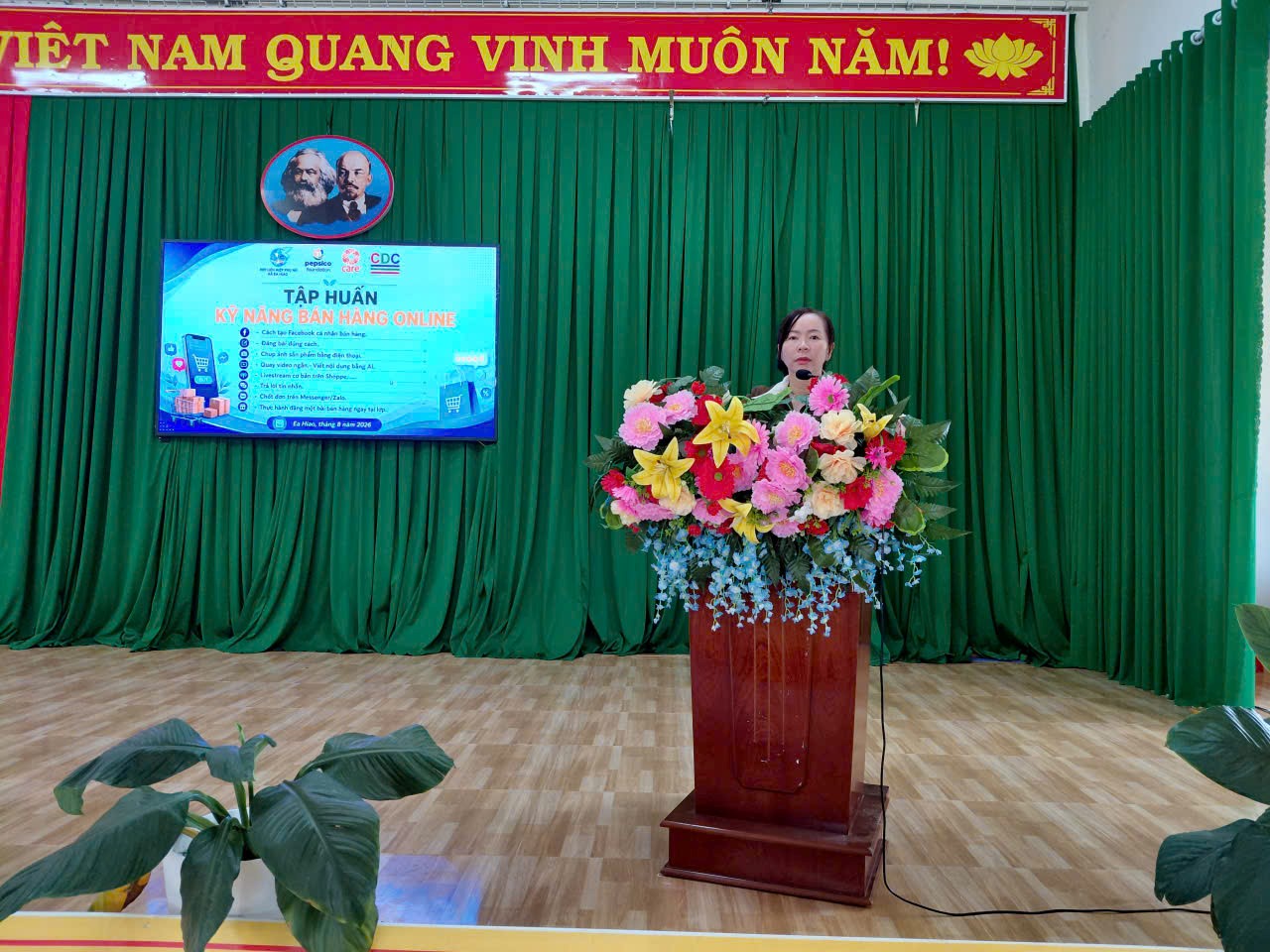 Hội LHPN xã Ea Hiao tổ chức tập huấn kỹ năng bán hàng trực tuyến và ứng dụng AI cho hội viên phụ nữ
