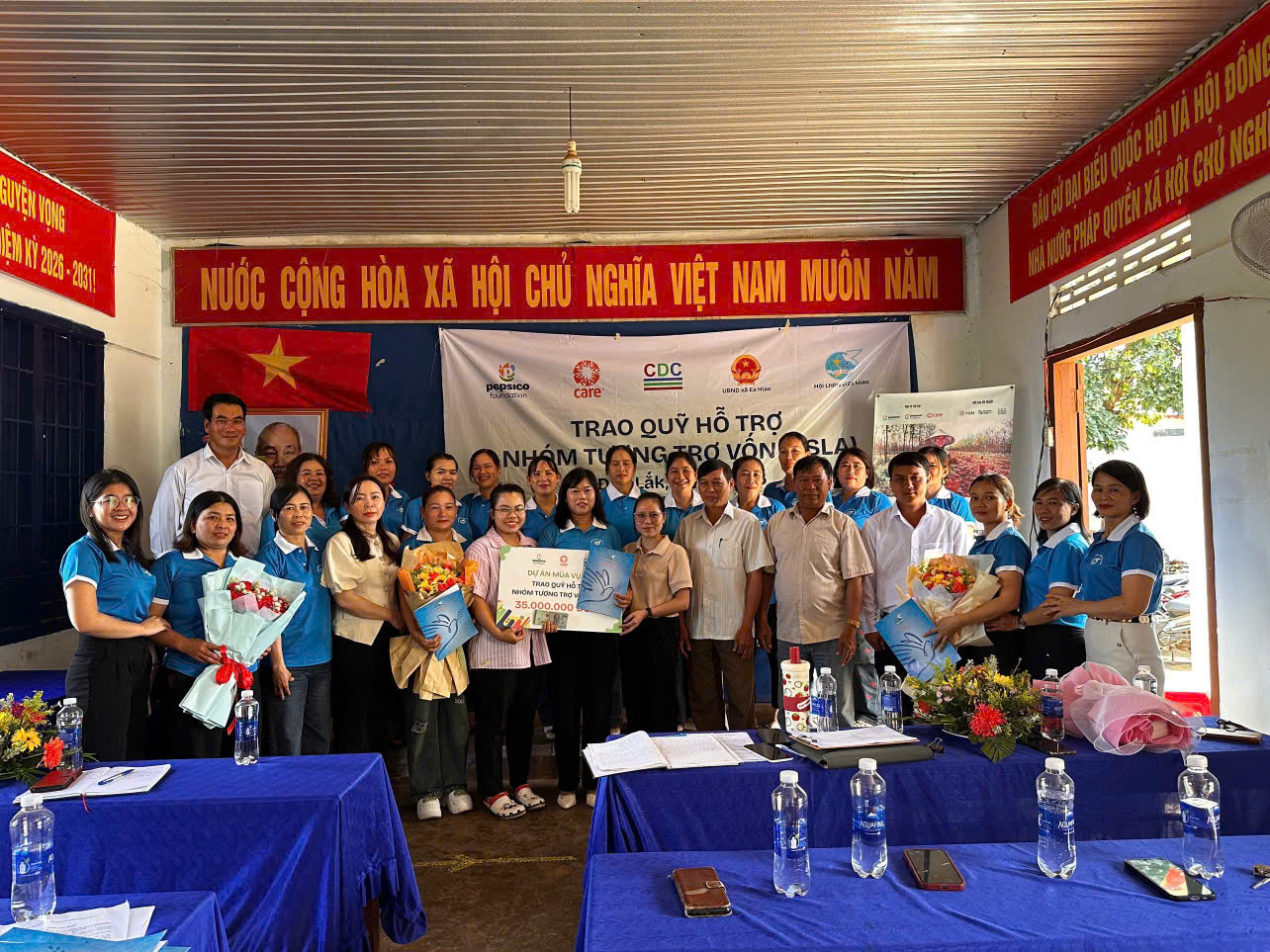 Hội LHPN xã Ea Hiao trao quỹ hỗ trợ nhóm tương trợ vốn (VSLA)