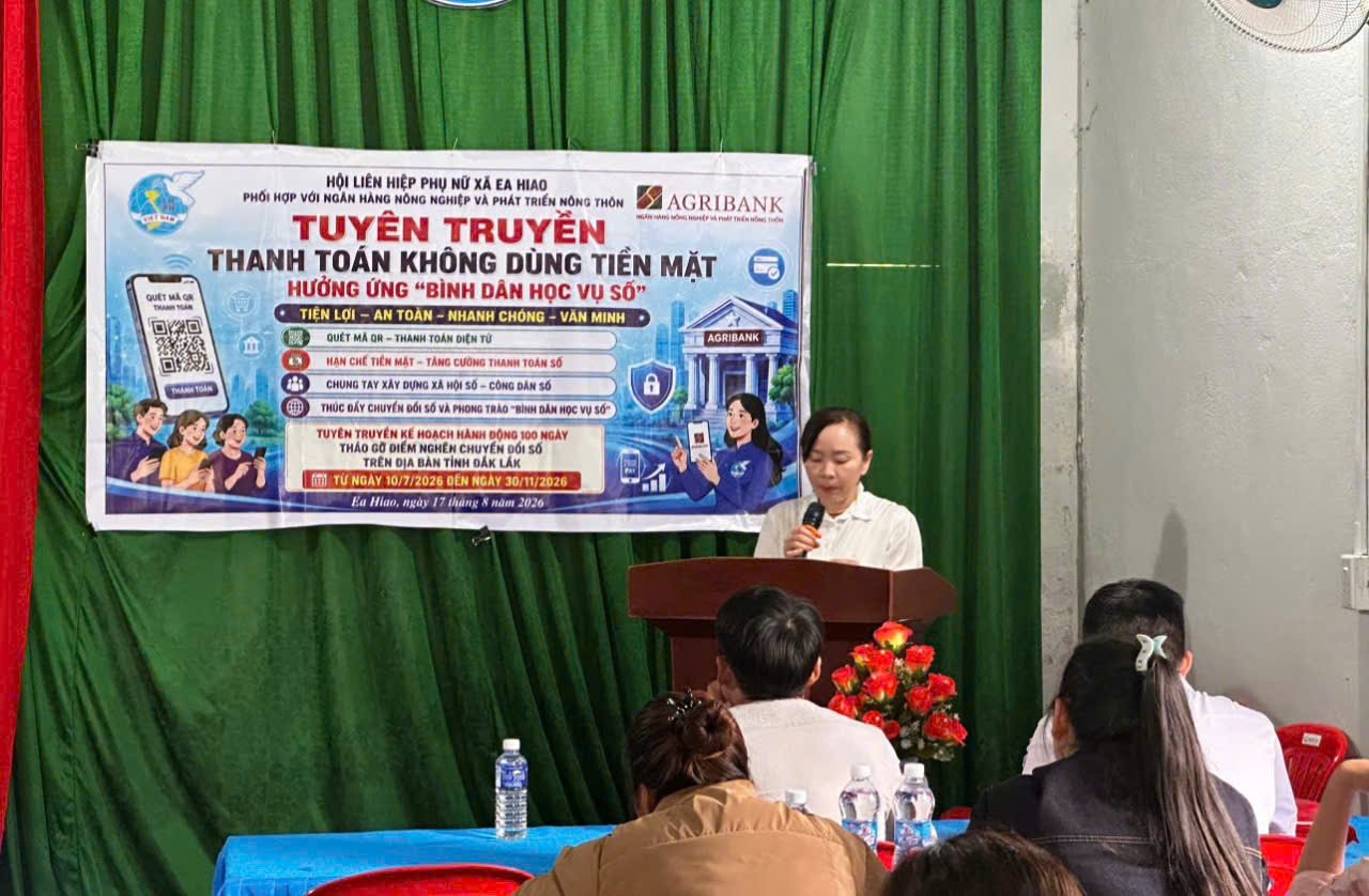 Hội LHPN xã Ea Hiao đẩy mạnh tuyên truyền thanh toán không dùng tiền mặt tại chi hội thôn 6
